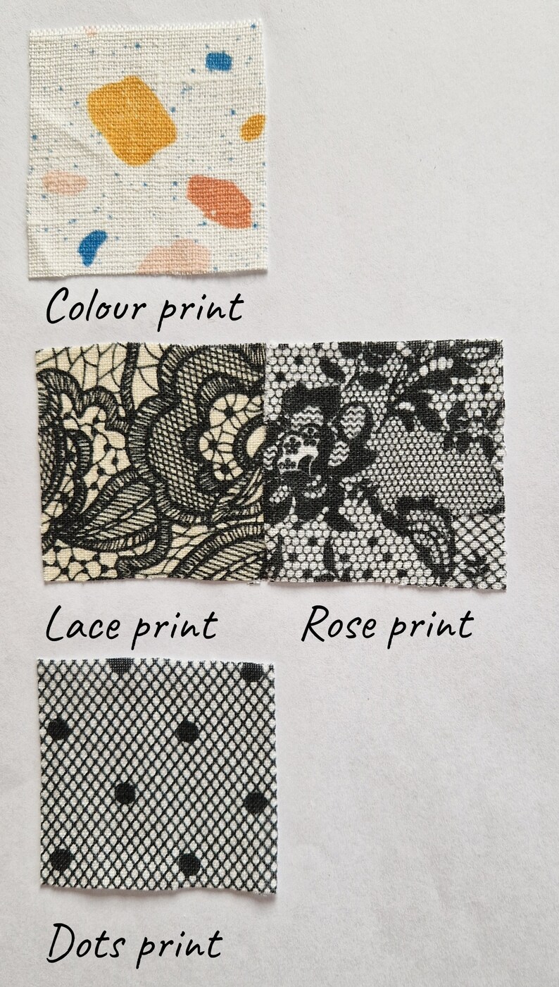 Pu&ograve; includere: Quattro campioni di tessuto con diversi motivi: un tessuto bianco con forme astratte colorate, un motivo a pizzo bianco e nero, un motivo a rosa bianco e nero e un motivo a pois bianco e nero. I campioni sono etichettati "Colour print", "Lace print", "Rose print" e "Dots print".