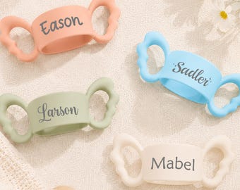 Etiquetas personalizadas de silicona para biberones / Accesorios de alimentación con nombre personalizado para recién nacidos / Etiquetas para biberones con asa de ala de ángel para padres