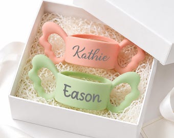 Etiquetas personalizadas de silicona para biberones con asa de ala de ángel / Accesorios personalizados para biberones / Regalo para padres primerizos en baby shower