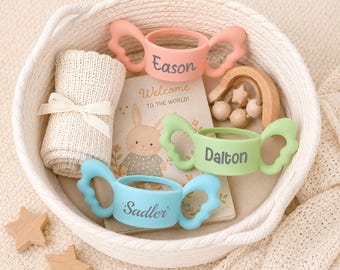 Etiquetas personalizadas de silicona para biberones / Complementos de alimentación con nombre personalizado y asa de ala de ángel / Regalo para baby shower / Regalo perfecto para recién nacidos