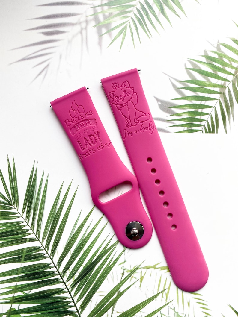 Op de afbeelding: Roze siliconen horlogeband met een kattenillustratie en de tekst "Because I'm a Lady that's why".