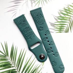 Op de afbeelding: Twee tealblauwe siliconen horlogebandjes met een cartoonfiguur en tekst. Het bandje aan de linkerkant heeft een cartoonfiguur en de tekst "Ohana means family". Het bandje aan de rechterkant heeft een cartoonfiguur en de tekst "Stay weird".