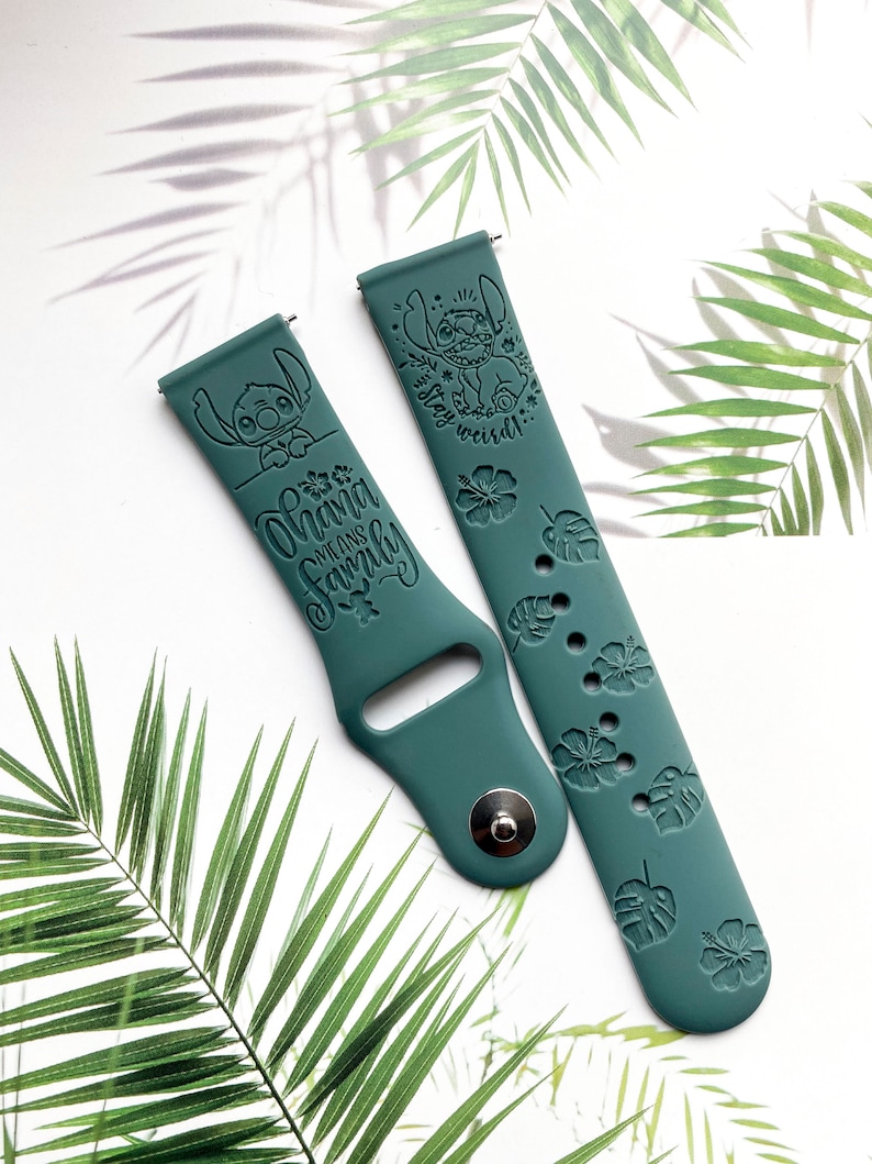 Op de afbeelding: Twee tealblauwe siliconen horlogebandjes met een cartoonfiguur en tekst. Het bandje aan de linkerkant heeft een cartoonfiguur en de tekst "Ohana means family". Het bandje aan de rechterkant heeft een cartoonfiguur en de tekst "Stay weird".