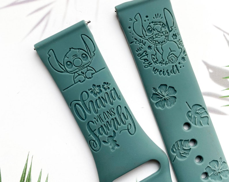 Op de afbeelding: Twee tealblauwe siliconen horlogebandjes met Stitch van Lilo & Stitch. E&eacute;n bandje heeft Stitch met de tekst "Stay weird!" en het andere bandje heeft Stitch met de tekst "Ohana means family".