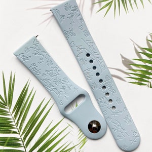 K&ouml;nnte beinhalten: Zwei hellblaue Silikon-Uhrenarmb&auml;nder mit einem Mickey Mouse und Minnie Mouse Design. Die Armb&auml;nder zeigen eine wei&szlig;e Mickey Mouse und Minnie Mouse Silhouette mit dem Text "Mickey Mouse" und "Minnie Mouse" in Wei&szlig;.