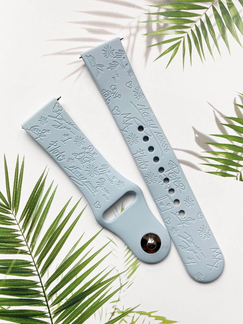 K&ouml;nnte beinhalten: Zwei hellblaue Silikon-Uhrenarmb&auml;nder mit einem Mickey Mouse und Minnie Mouse Design. Die Armb&auml;nder zeigen eine wei&szlig;e Mickey Mouse und Minnie Mouse Silhouette mit dem Text "Mickey Mouse" und "Minnie Mouse" in Wei&szlig;.