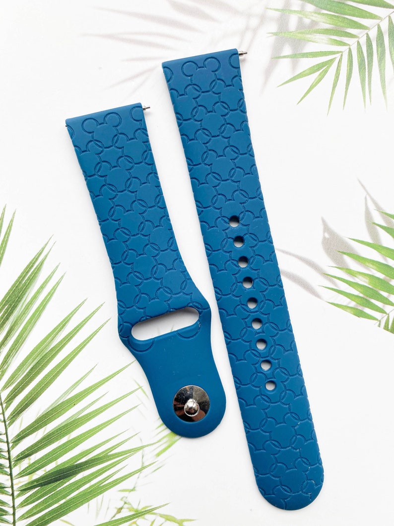 Pode incluir: Duas pulseiras de rel&oacute;gio de silicone azul com um padr&atilde;o de Mickey Mouse. As pulseiras s&atilde;o projetadas para smartwatches.