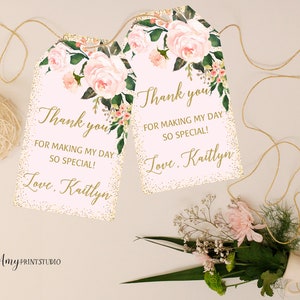 Puede incluir: Dos etiquetas de agradecimiento rosas y doradas con diseños florales y el texto "¡Gracias por hacer que mi día sea tan especial! Con cariño, Kaitlyn".