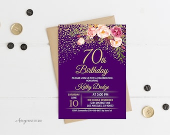 以下が含まれることがあります： 70歳の誕生日パーティーのための、金色のキラキラとピンクの花が飾られた紫色の招待状。招待状には「70歳の誕生日」と「キャシー・ドッジを称えるお祝いにご参加ください」と書かれています。日付は6月10日（土）午後5時、The Dodge Residence、1234 District Ave、ロサンゼルス、CA 90033です。6月1日までにサマンサ（576-456-8673）までご連絡ください。