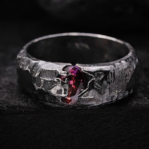 Anillo de plata de ley fundido en arena hecho a mano con circonitas