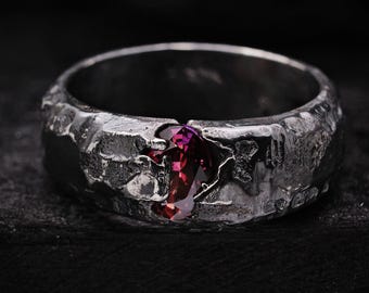 Anillo de plata de ley fundido en arena hecho a mano con circonitas