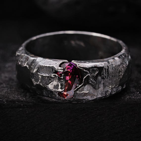 Anillo de plata de ley fundido en arena hecho a mano con circonitas