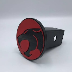 Ideia perfeita para fãs do Thundercats - Engate de reboque com emblema do Thundercats / capa decorativa para engate de receptor - Serve para engate de estilo receptor padrão de 2"