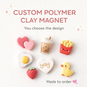 Puede incluir: Imanes personalizados de arcilla polimérica con varios diseños, incluyendo corazones, un té de burbujas, papas fritas, un huevo frito, una fresa, un corazón con texto "yay" y un pato. Se muestra el texto "Custom Polymer Clay Magnet" y "You choose the design".
