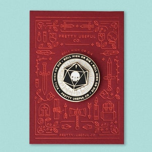 Roll High Or Die: d20 Spinner Emaille Anstecker - D&D