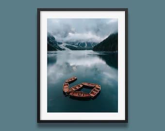 Impresión fotográfica de los Dolomitas: Barcos lacustres en los Alpes italianos, sin marco