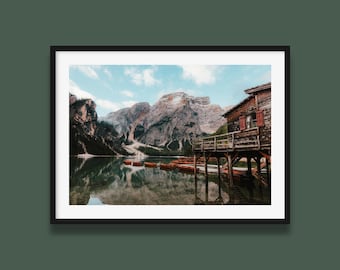 Impresión del Lago di Braies: Lago de montaña en las Dolomitas, Italia. Arte paisajístico.