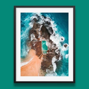 Impresión de Mona Vale, arte mural de piscina oceánica de Mona Vale Sydney, póster de piscina de rocas aérea australiana / Arte original de Peter Yan