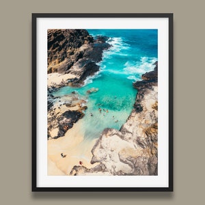 Arte mural de la cala de Halona Beach: impresión del océano hawaiano con aguas turquesas, póster costero aéreo para decoración tropical de hogar o playa.