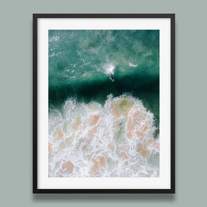 Impresión de surfista de Mona Vale, arte mural de surf sobre olas del océano de Mona Vale Sydney, póster aéreo del océano australiano / Arte original de Peter Yan 2023