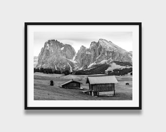 Impresión en blanco y negro de los Dolomitas – Refugios de montaña Alpe di Siusi (sin marco)