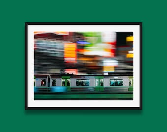 Impression de Tokyo | Impression d'art originale Shinjuku Speeding Green Train, impression de photographie de nuit de rue de Tokyo, photo urbaine du Japon par Peter Yan