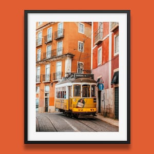 Grafika z Lizbony | Seria IV: Tramwaj w Lizbonie, grafika ścienna z Portugalii, Ulice Alfama w Lizbonie | Oryginalne zdjęcie Petera Yana