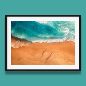 Impresión de dos surfistas / Póster de surf / Arte mural oceánico / Impresión aérea de playa de Victoria, Australia