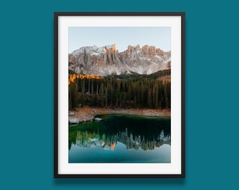 Impresión del lago Carezza, Dolomitas: Reflejo en la montaña italiana, fotografía de naturaleza
