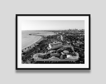 Impresión aérea de St. Kilda - Fotografía en blanco y negro de Melbourne - Luna Park y costa - Arte mural de paisaje urbano horizontal - Impresión sin marco