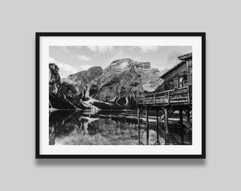 Impresión del Lago di Braies: Fotografía en blanco y negro del cobertizo para botes en las Dolomitas