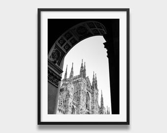 Fotografía en blanco y negro de la catedral gótica del Duomo de Milán