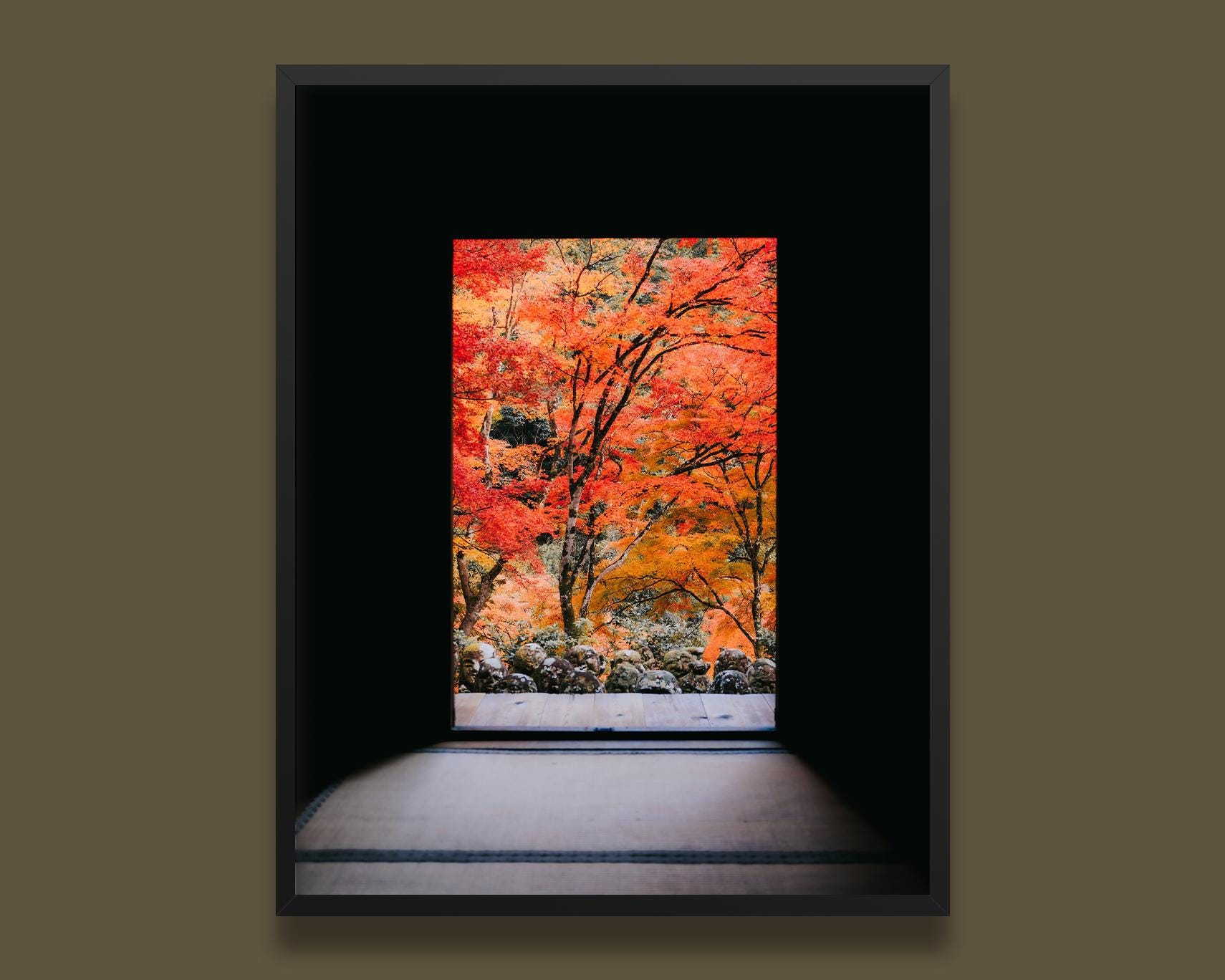 Herbstlaub durch eine japanische Tempeltür Original Kunstdruck, japanischer Garten Druck, Originalfoto von Peter Yan, Japan Kyoto Wandkunst