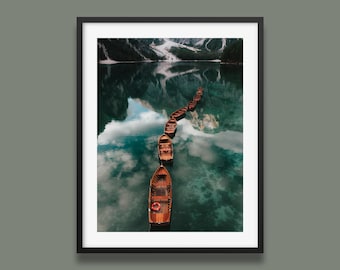 Impresión del Lago di Braies: Dolomitas, barcos en lagos alpinos, arte mural natural