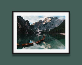 Impresión del lago Braies: fotografía de paisajes montañosos de las Dolomitas, Alpes italianos