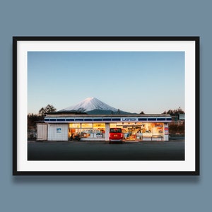 Stampa dell'ora blu del Monte Fuji, Giappone, Lawson / Stampa artistica originale del Monte Fuji, stampa estetica del negozio giapponese, foto del paesaggio giapponese di Peter Yan