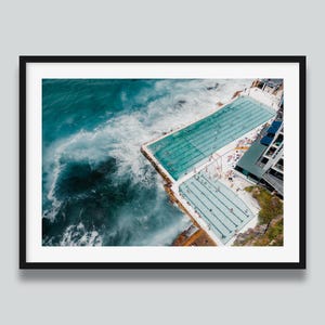 Impresión artística de icebergs de la playa Bondi de Sídney, póster de la piscina de rocas de Sídney, fotografía del océano australiano, impresión de arte mural costero, natación en un día de verano