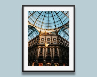 Impresión de la Galería Vittorio Emanuele II de Milán: Arquitectura con cúpula de cristal, póster de viaje a Italia