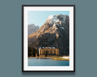 Impresión de los Dolomitas, Italia, Lago Misurina, Fotografía de un edificio amarillo (sin marco)