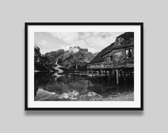 Impresión en blanco y negro de la caseta para botes en los Dolomitas: fotografía de lagos alpinos, arte mural de cabañas en las montañas Moody