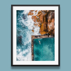 Coogee Beach Rock Pool Kunstdruck, Sydney Coogee Ocean Fotokunst, Rock Pool Swimmer Wandkunst, Ross Jones Rockpool Poster, Ozean Kunst