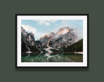 Impresión del lago Dolomitas: paisaje italiano horizontal con barcos y reflejos, póster fotográfico de montaña sin marco