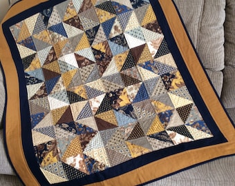 Senfgelbe und dunkelblaue Patchworkdecke