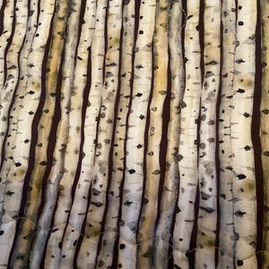 K&ouml;nnte beinhalten: Ein gesteppter Stoff mit einem Birkenbaum-Design. Das Muster zeigt vertikale Linien, die Baumst&auml;mmen in Braun-, Beige- und Schwarzt&ouml;nen &auml;hneln. Der Stoff hat ein strukturiertes Aussehen, mit einem sichtbaren Steppmuster.