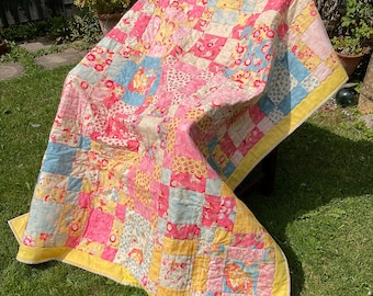 Patchworkdecke aus gelb/pinkem Stoff