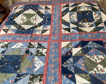 Edredón grande de patchwork con nenúfares y pájaros, más cuatro fundas de cojín.