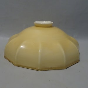Vintage klosz ze szkła opalowego w kolorze beżowym - 1960 rok