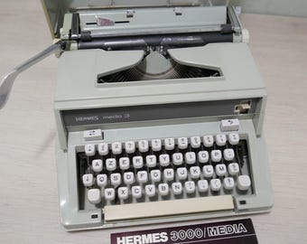 Vintage Olivetti Lettera 41 off White Typewriter - Good Condition