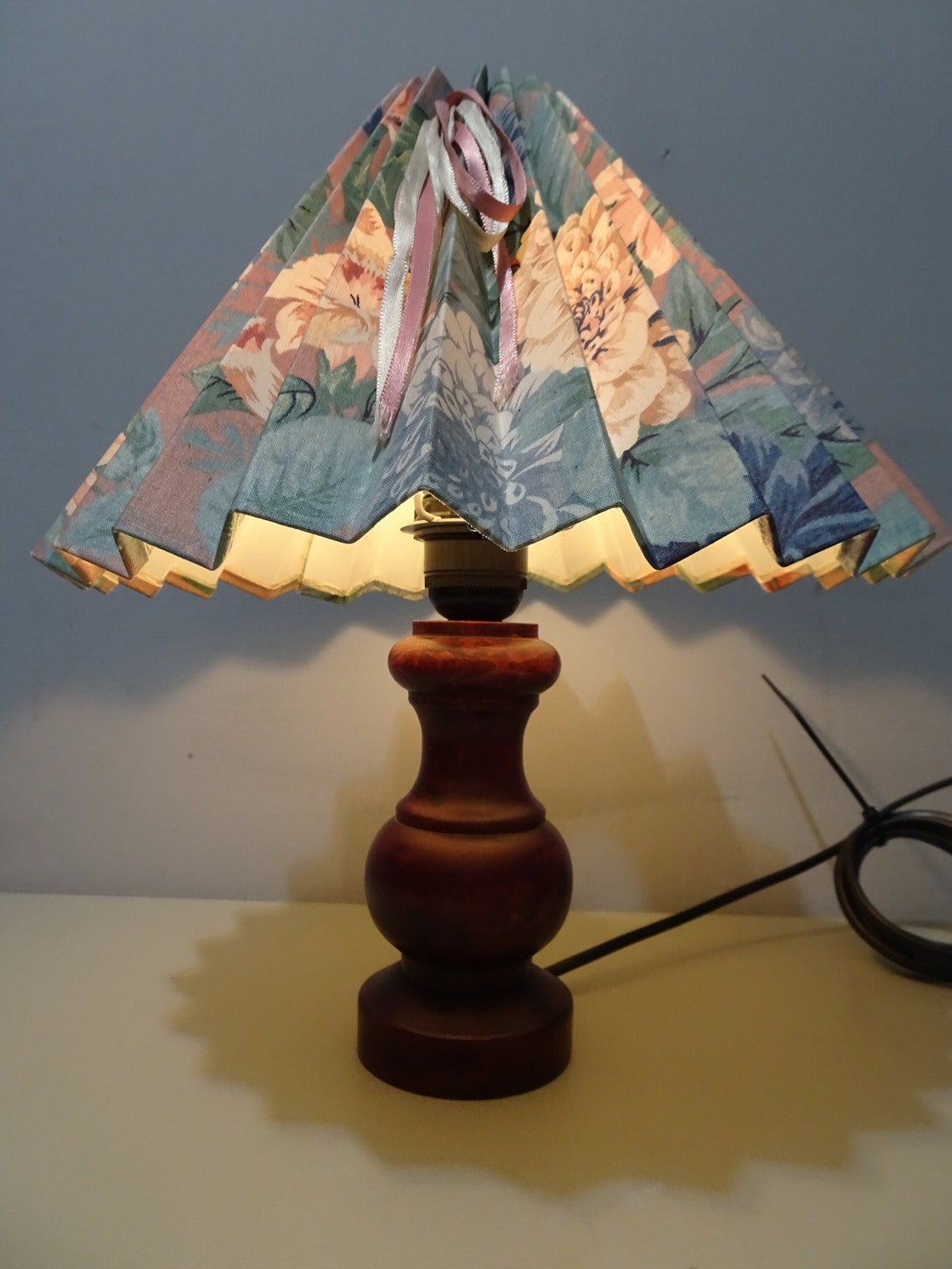 Vintage schemerlamp / tafellamp met stoffen plissé kap - 1970/1980s, foto 1 di 5