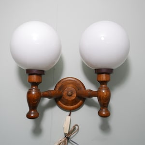 Vintage wall lamp - wood and white glass balls - vintage 1960